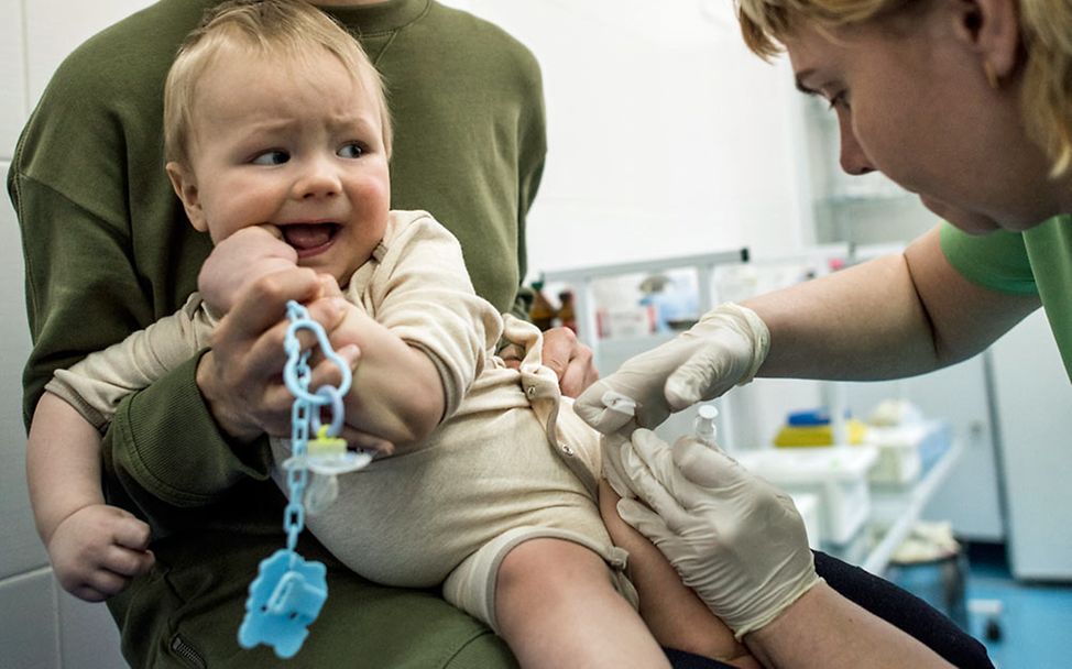 Impfungen Baby: Die Impfstoffe schützen die Kinder vor Infektionskrankheiten. 