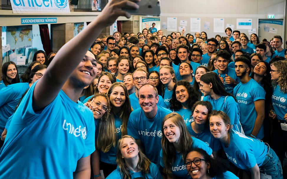 Junge Engagierte machen ein Selfie mit Christian Schneider von UNICEF Deutschland