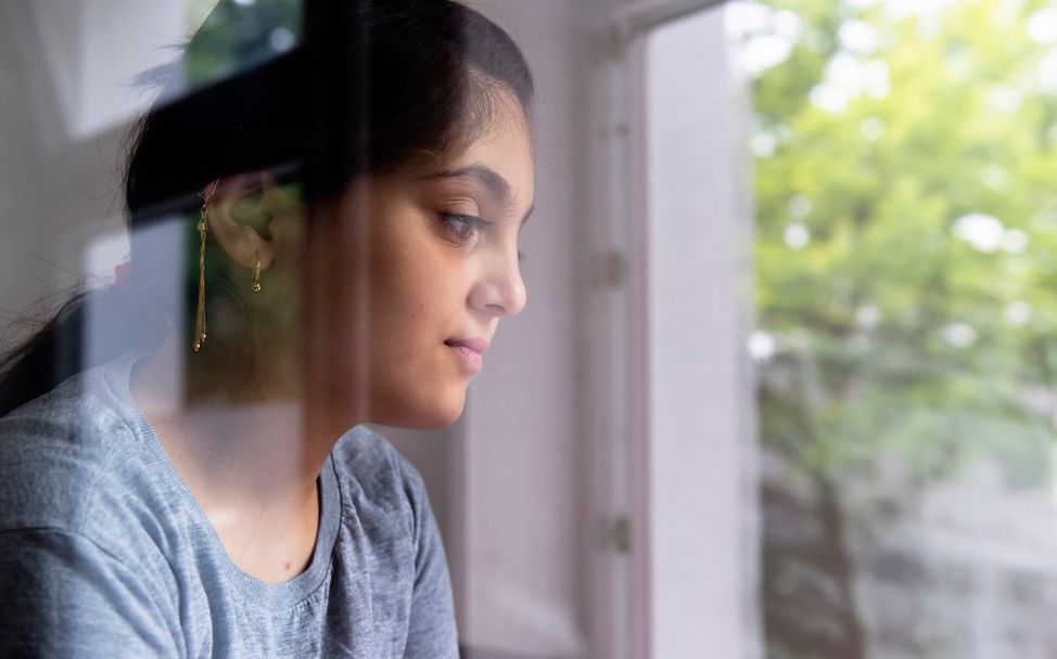 Flüchtlingsunterkunft Ellwangen: Mädchen schaut aus dem Fenster.