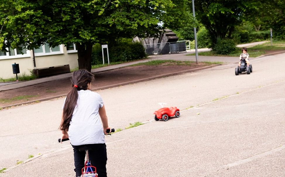 Flüchtlingsheim Ellwangen: Kinder spielen mit Sicherheitsabstand.