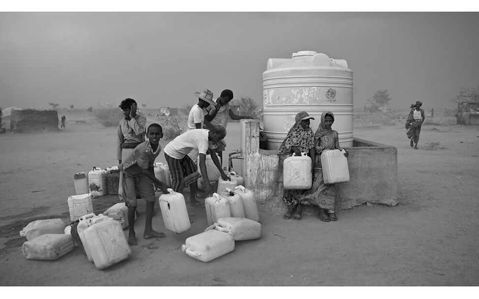 Jemen: Kinder am Wassertank von UNICEF