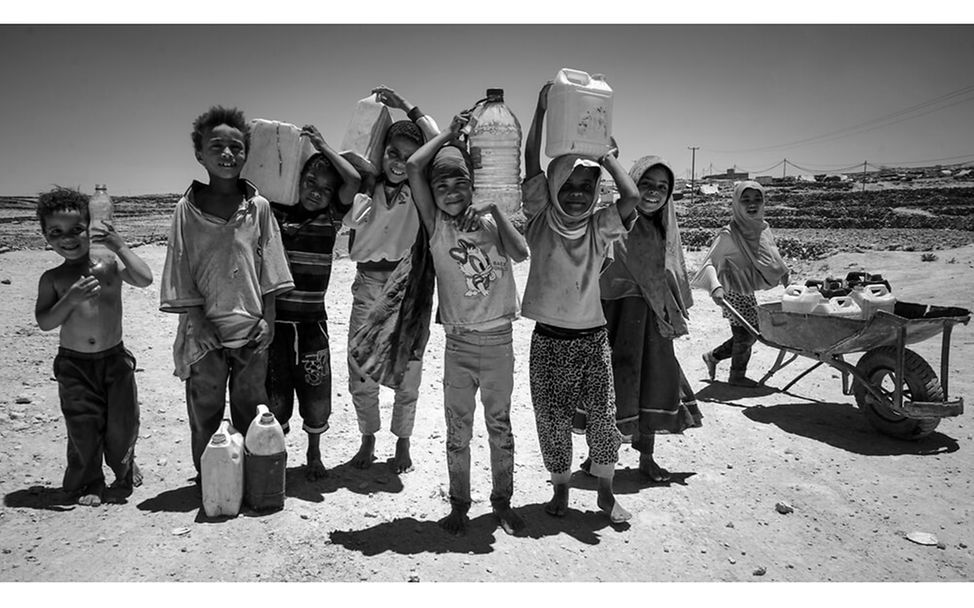 Jemen: Kinder mit Wasserkanistern