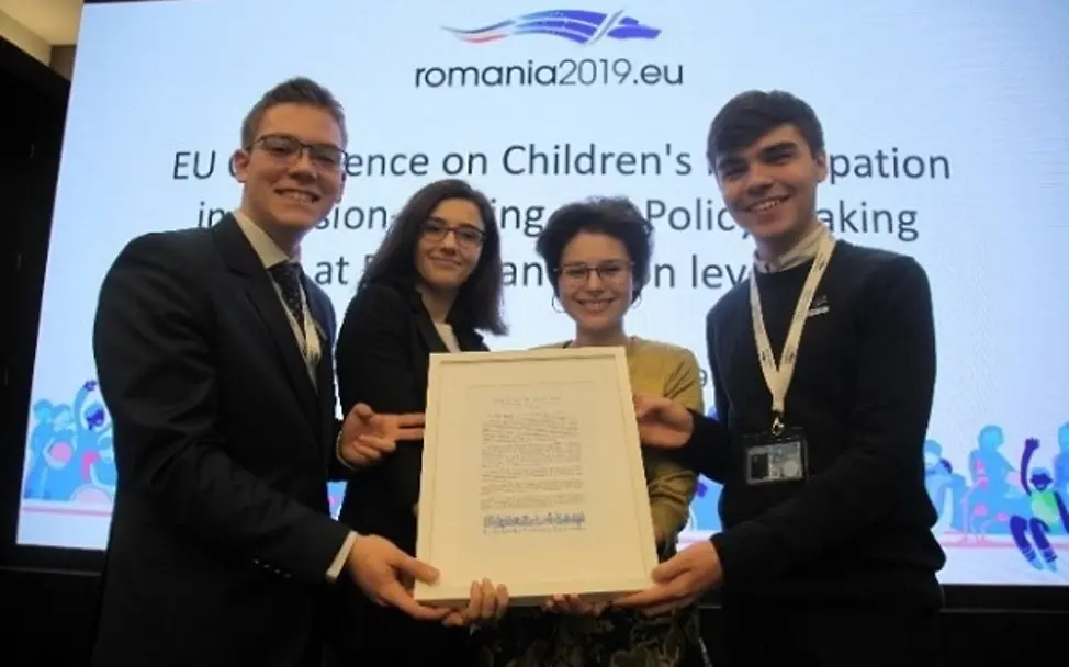 Rumänische Jugendliche fordern mehr Beteiligung in der EU. | ©UNICEF Rumänien Rumänien: Jugendliche halten die Bucharest-Deklaration in den Händen.