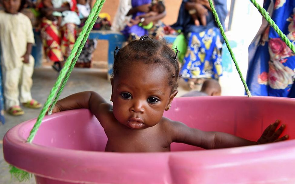 Hunger in Afrika: Ein Mädchen im Niger wird gewogen. 