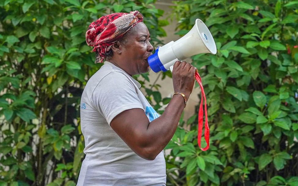 Ebola Kongo: Über Medien oder auch per Megafon klären UNICEF-Helfer*innen über Ebola auf. 