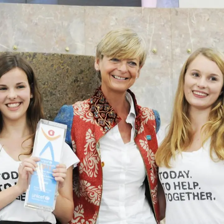 Ann Kathrin Linsenhoff mit den JuniorBotschafterinnen 2012 Ann Kathrin Linsenhoff mit den JuniorBotschafterinnen 2012 | Foto: UNICEF/Vielz