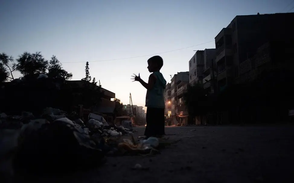 Neues Dokument Syrien: Ein Kind steht auf einer einsamen Strasse in Aleppo (© UNICEF/NYHQ2012-1299/Romenzi)