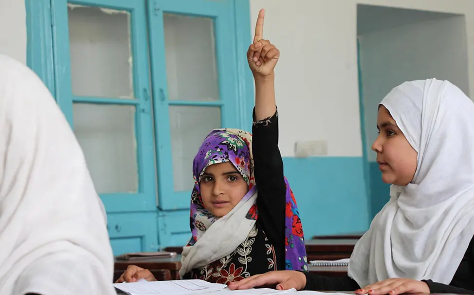 Jedes Kind hat das Recht auf Bildung. | © UNICEF/Fazel Spenden Afghanistan: UNICEF-Bildungsprojekte: Sajida meldet sich während des Unterrichts.