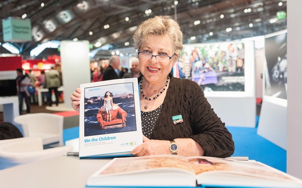 Die Schauspielerin Marie-Luise Marjan präsentiert das Buch We the Children auf der Frankfurter Buchmesse.