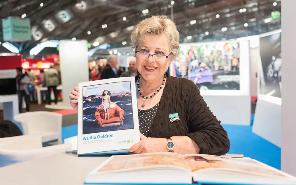 Marie-Luise Marjan unterstützt UNICEF seit vielen Jahren. | © UNICEF/UNI264892/Schmitt Die Schauspielerin Marie-Luise Marjan präsentiert das Buch We the Children auf der Frankfurter Buchmesse.