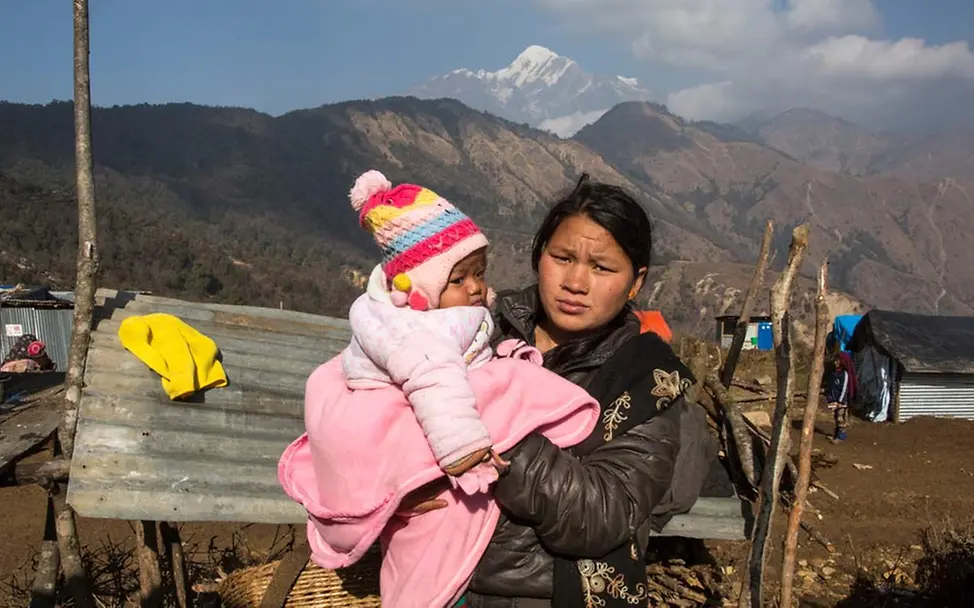 Leben in notdürftigen Unterkünften in Nepal. | © UNICEF Nepal/Shrestha Nach dem Erdbeben: Leben in einer Notunterkunft.