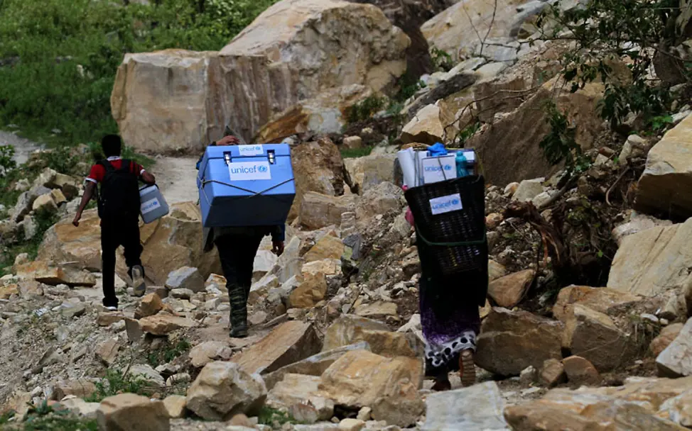 UNICEF trägt auch mit Impfungen zum Wohl der Kinder in Nepal bei. | © UNICEF/UNI199195/Panday UNICEF-Helfer auf dem Weg, Impfstoffe zu den vom Erdbeben betroffenen Regionen zu bringen.