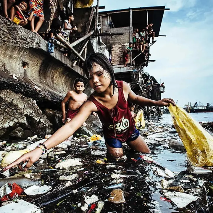 Die Kinder, der Müll und der Tod - das UNICEF-Foto des Jahres 2019 © HartmutSchwarzbach/argus/UNICEF/dpa Die Kinder, der Müll und der Tod - das UNICEF-Foto des Jahres 2019 © HartmutSchwarzbach/argus/UNICEF/dpa