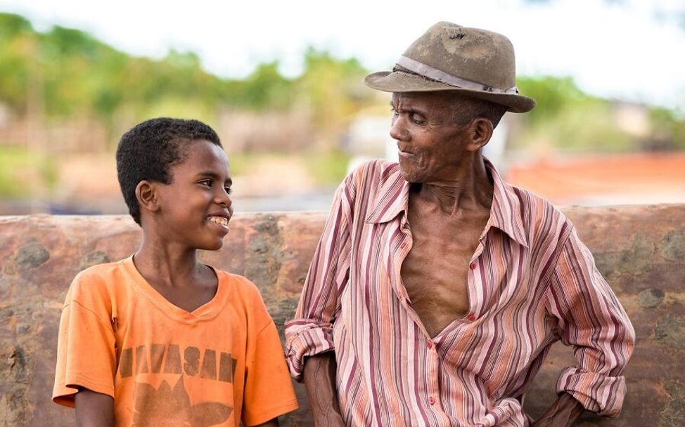 Madagaskar: Dolys zusammen mit seinem Grossvater.