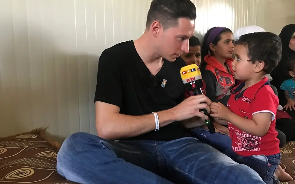 Julian Draxler besucht Kinder im Flüchtlingscamp Zataari. | © UNICEF/Claudia Berger Stiftung RTL: Julian Draxler besucht Kinder im Flüchtlingscamp Zataari.