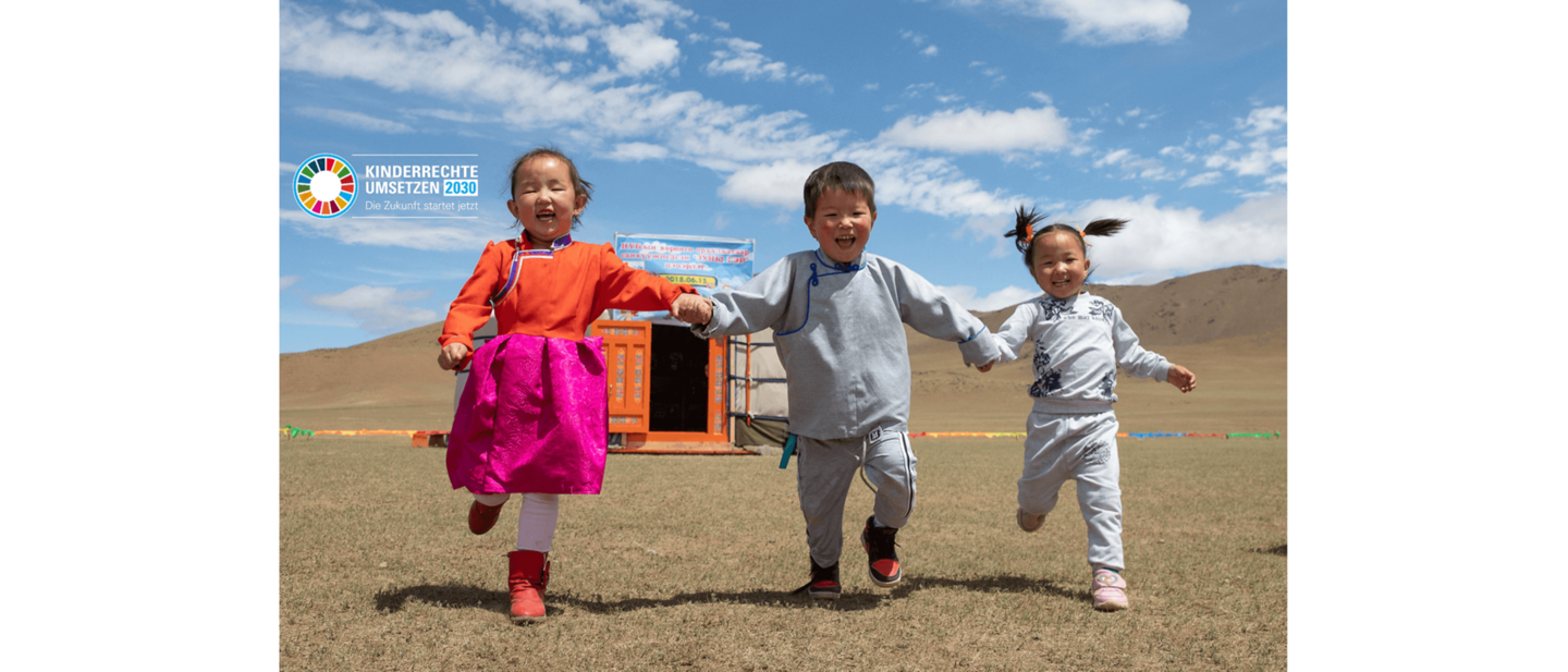 Neue Entwicklungsziele: Drei Kinder Hand in Hand in einem Tal.