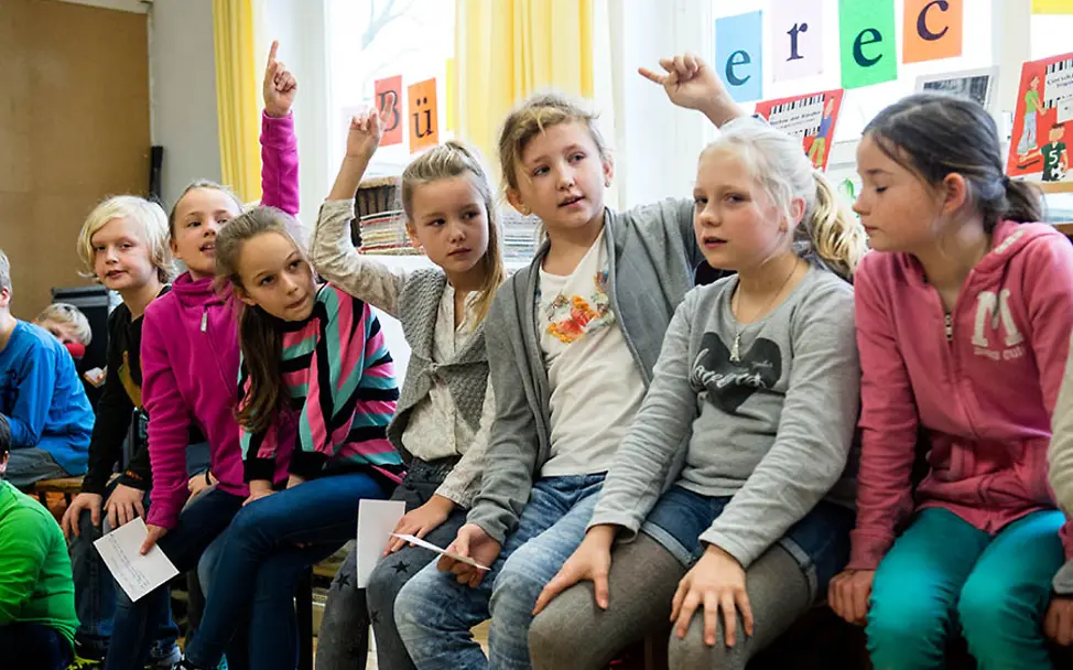 IKEA unterstützt UNICEF-Programm Kinderrechteschulen | © UNICEF/Etges IKEA Kinderrechte: Schülerinnen zeigen auf, um sich zu beteiligen.