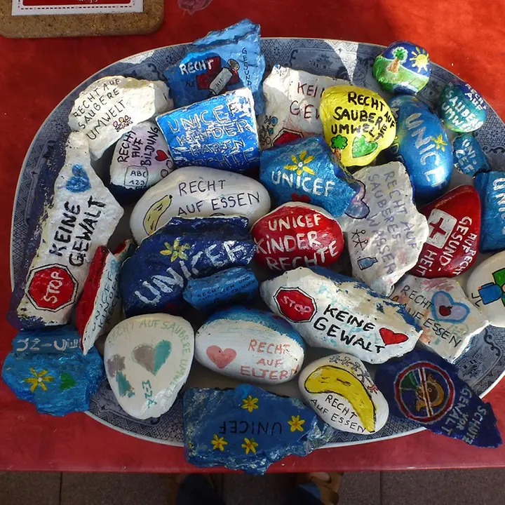 Glückssteine mit den Kinderrechten Aktion in Sulzbach zum Weltkindertag 2020 Glückssteine mit den Kinderrechten Aktion in Sulzbach zum Weltkindertag 2020)