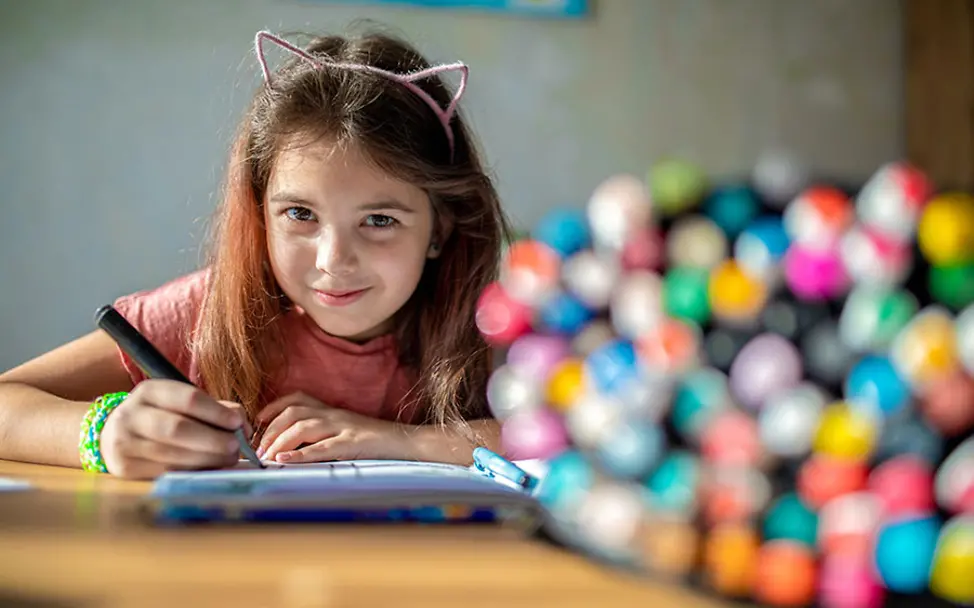 Masha macht es Spaß ihren Alltag in ihren Comics zu verarbeiten. | © UNICEF/Filippov Ukraine: Masha beim Zeichnen ihrer Katzen-Comics.