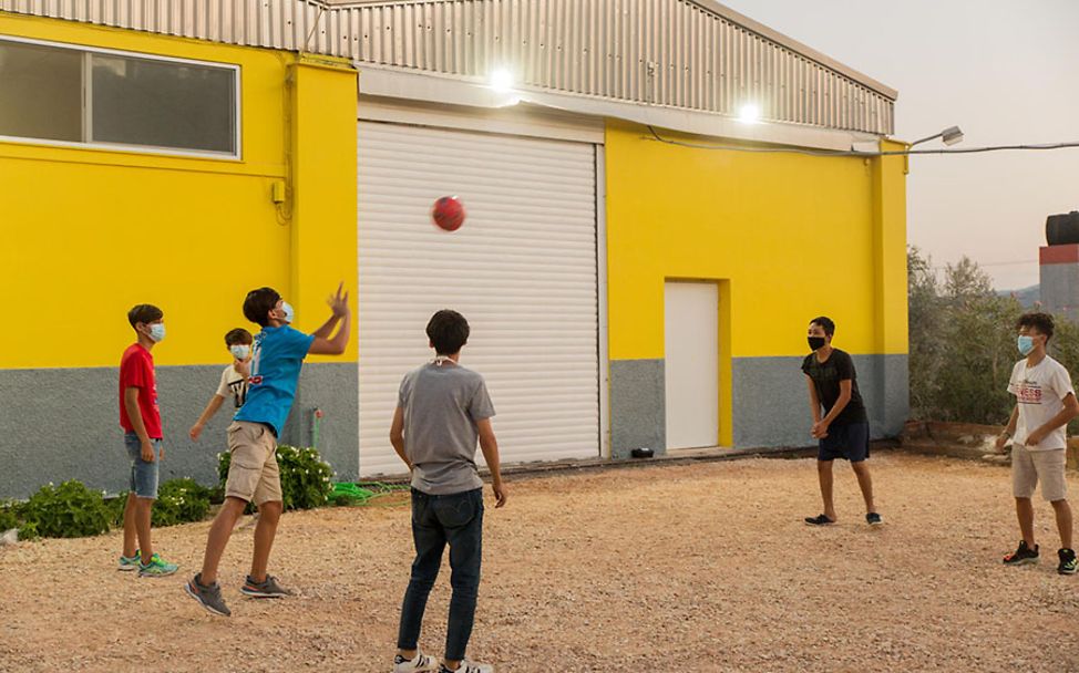 Lesbos: Unbegleitete Jugendliche spielen zusammen Volleyball.