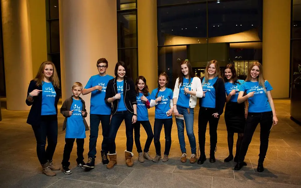 Zehn UNICEF-JuniorBotschafter zu Besuch bei der Bundeskanzlerin Angela Merkel © UNICEF DT/2012/Julia Zimmermann Zehn UNICEF-JuniorBotschafter zu Besuch bei der Bundeskanzlerin Angela Merkel © UNICEF DT/2012/Julia Zimmermann