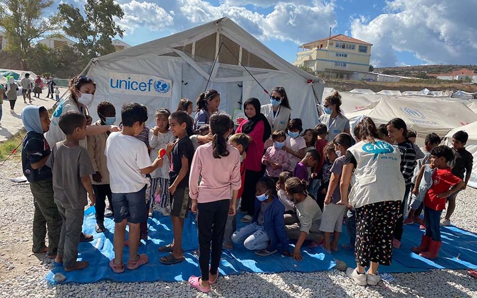 Kara Tepe: Eine Gruppe von Kindern und Helfern vor dem Lernzelt.