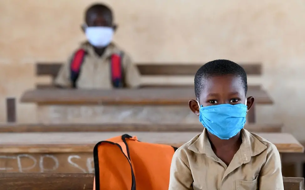 Zwei Schüler von der Elfenbeinküste | © UNICEF/Frank Dejongh Elfenbeinküste: Zwei Schüler sitzen mit Maske in der Schulbank