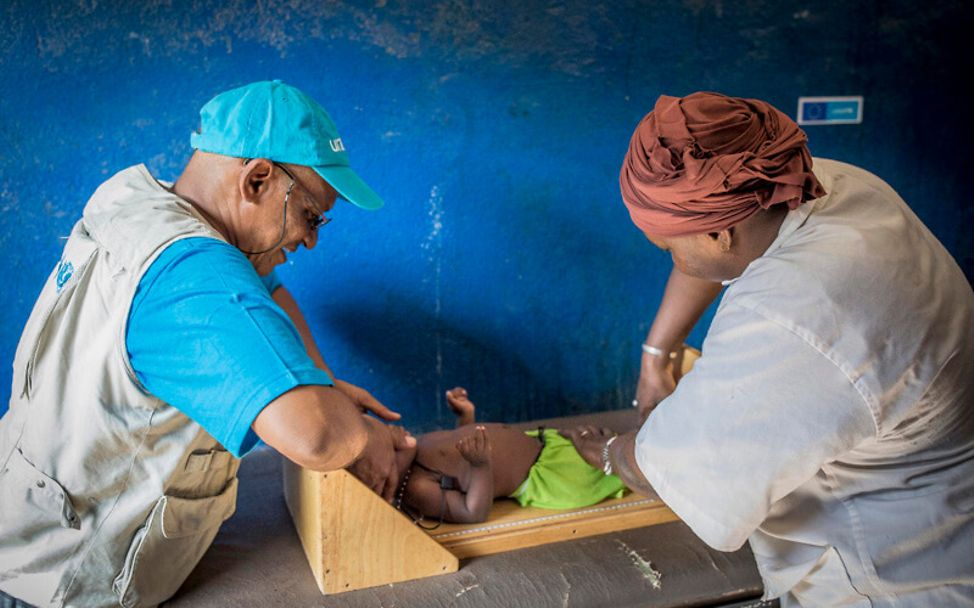 Mali: Aissata wird im Ernährungszentrum untersucht