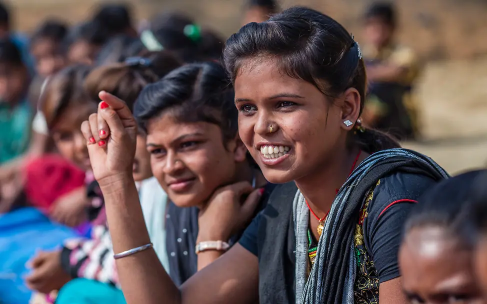 Junge Frauen diskutieren in Pilotprojekt über Kinderehen. © UNICEF UN062025