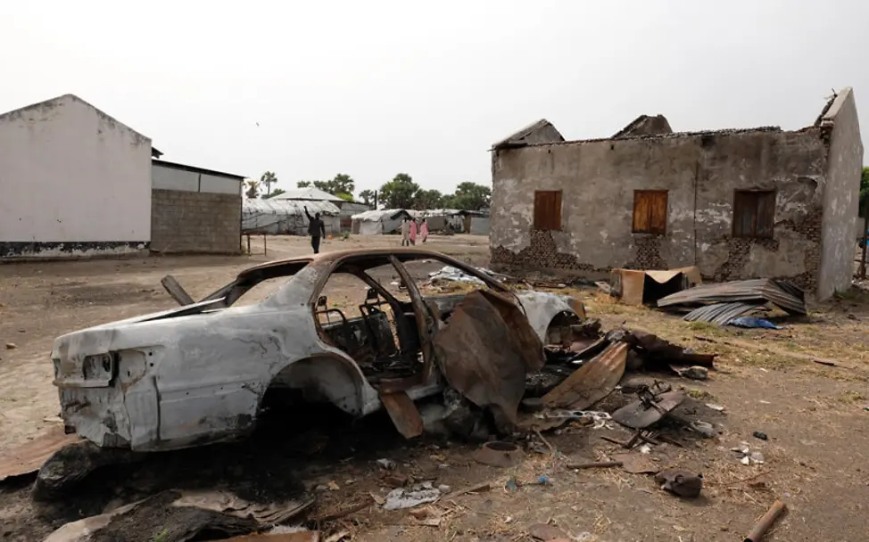 Südsudan: Vom Konflikt beschädigte Häuser und ein zerstörtes Auto | © UNICEF/Rich Südsudan: Vom Konflikt beschädigte Häuser und ein zerstörtes Auto