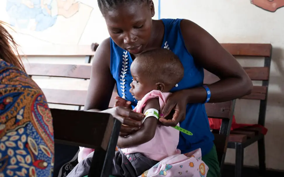 Mangelernährung im Südsudan: Eine Mutter misst den Armumfang ihres Kindes | © UNICEF/Ryeng Mangelernährung im Südsudan: Eine Mutter misst den Armumfang ihres Kindes