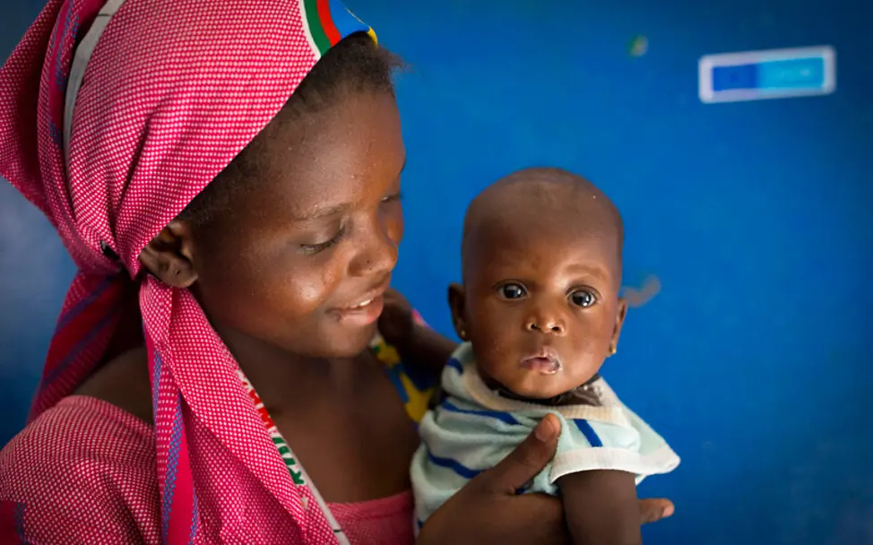 Mangelernährung in Mali: Aissata mit ihrer Mutter | © UNICEF/Dicko Mangelernährung in Mali: Aissata mit ihrer Mutter