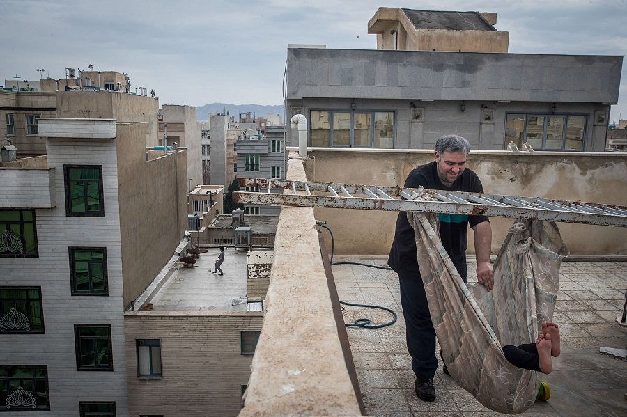 Iran: Corona – a piece of freedom on the rooftop | © Erfan Kouchari, Iran (Tasnim News Agency) Iran: Corona – a piece of freedom on the rooftop
