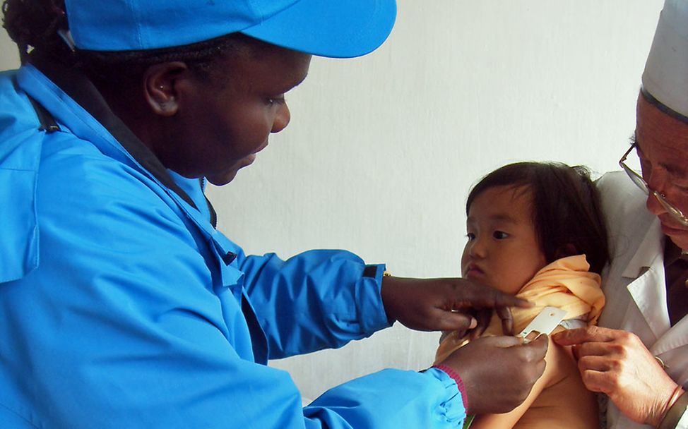 Hunger leidende Kinder in Nordkorea: Eine UNICEF-Mitarbeiterin untersucht ein Kind auf Mangelernährung. 