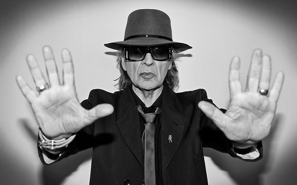 Schwarz-Weiß: Udo Lindenberg streckt seine Hände nach vorne.