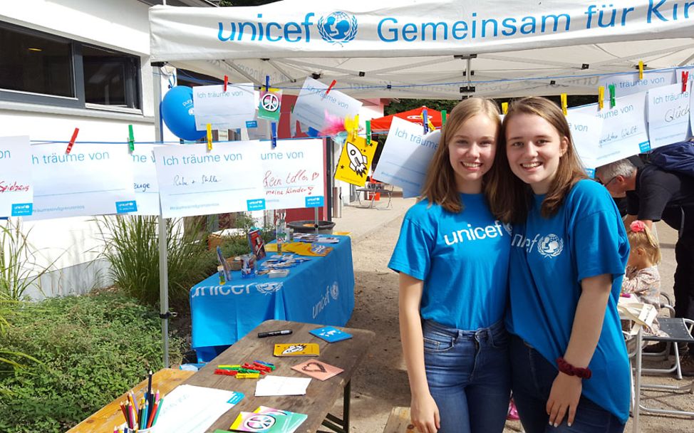 Sarah engagiert sich in ihrer Freizeit bei UNICEF.