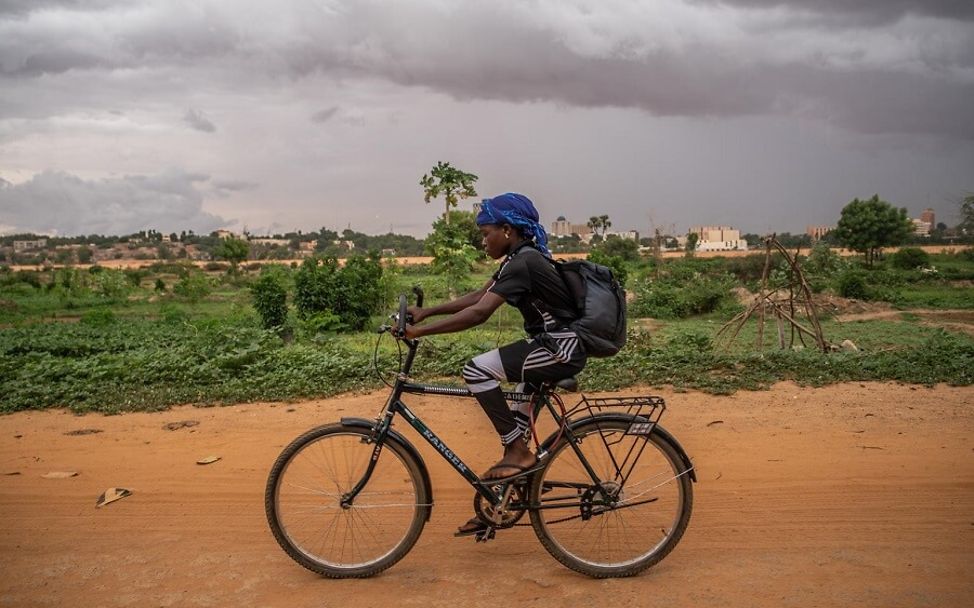 Niger: Pascaline (13) fährt mit dem Fahrrad zur Schule