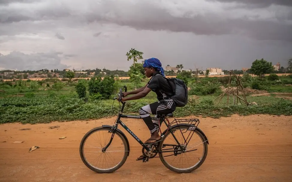 Niger: Pascaline (13) fährt mit dem Fahrrad zur Schule | © UNICEF/Haro Niger: Pascaline (13) fährt mit dem Fahrrad zur Schule