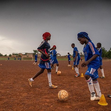 Niger: Pascaline dribbelt den Ball sicher von Hütchen zu Hütchen.