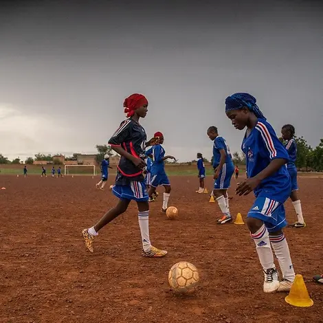Niger: Pascaline dribbelt den Ball sicher von Hütchen zu Hütchen. | ©UNICEF/Haro Niger: Pascaline dribbelt den Ball sicher von Hütchen zu Hütchen.