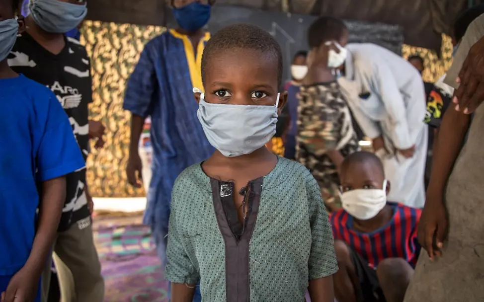 Mauretanien 2020: Maske als Schutz vor Corona | © UNICEF/Pouget Mauretanien 2020: Junge trägt Maske zum Schutz vor Corona.