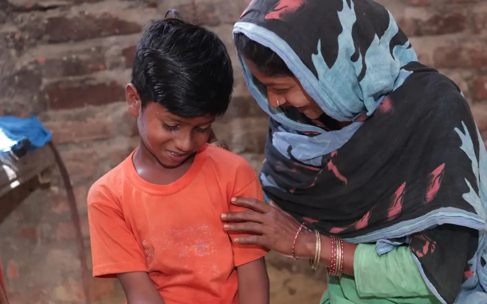 Israil und seine Mutter. | © UNICEF/Ngakhusi Israil und seine Mutter.