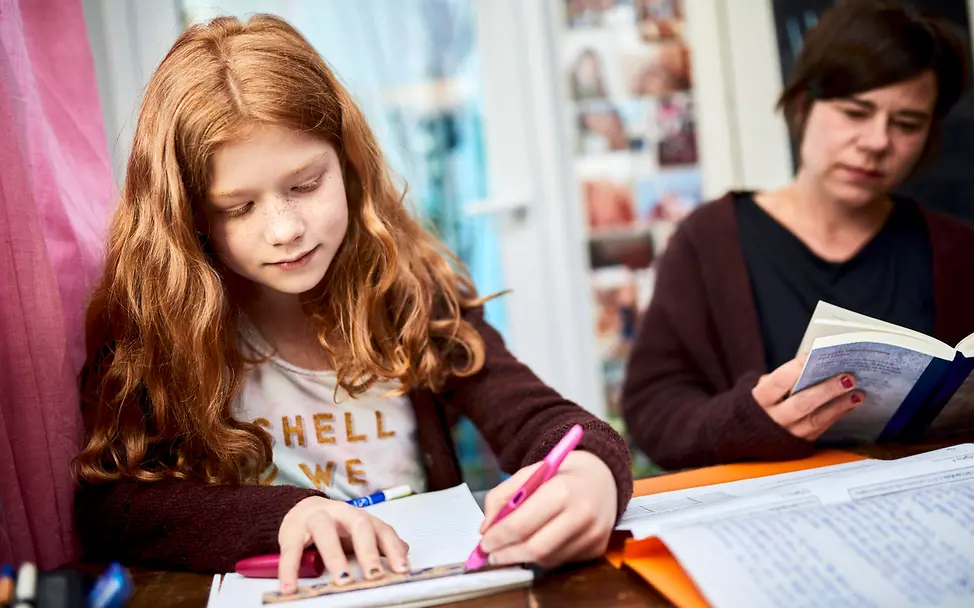 Homeschooling in Deutschland | UNICEF/Bänsch Homeschooling: Mädchen lernt zuhause mit ihrer Mutter