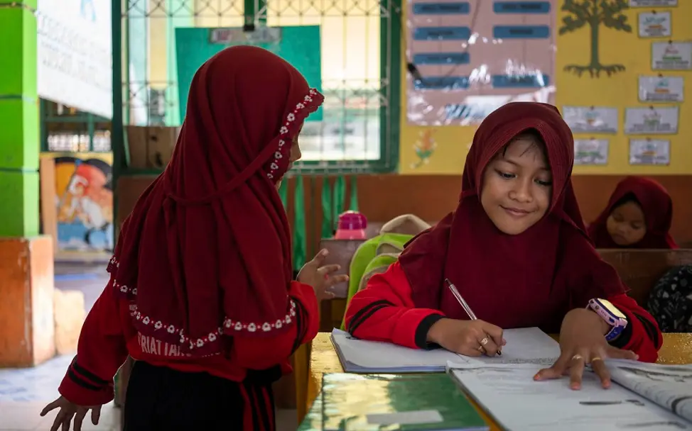 Aulia lernt mit ihren Freundinnen. | © UNICEF/ Ijazah Aulia lernt mit ihren Freundinnen.
