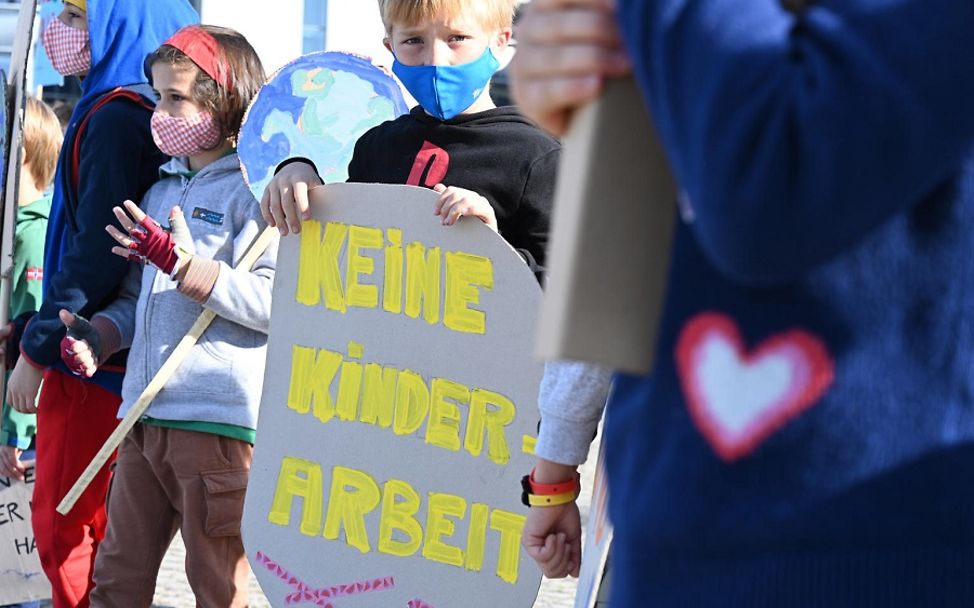 Kinder demonstrieren gegen Kinderarbeit