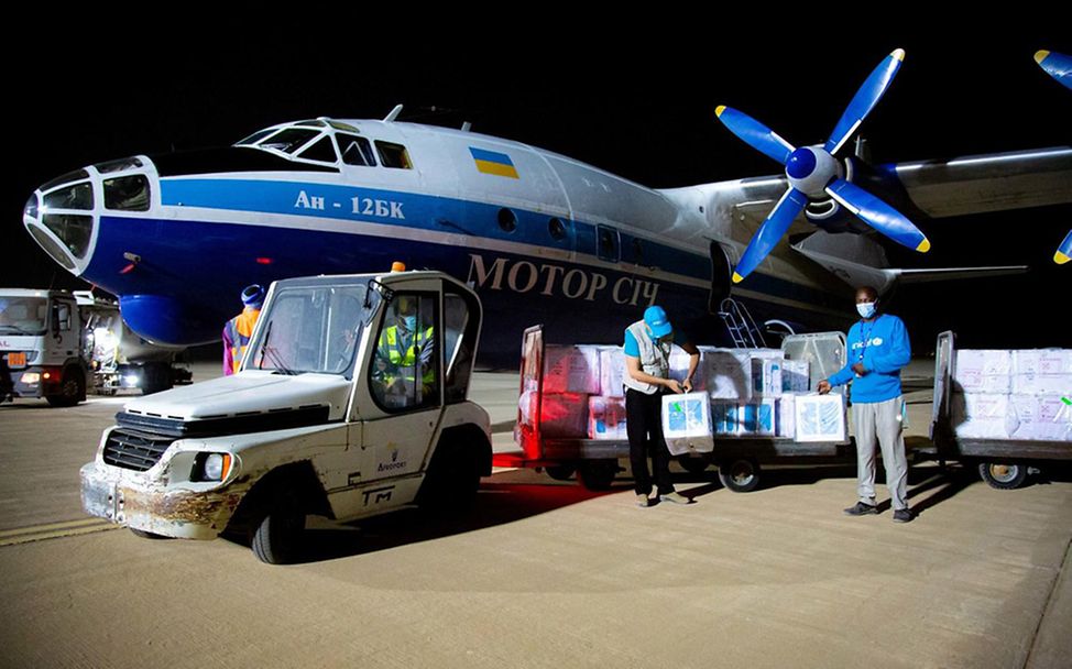 Mauretanien: UNICEF-Helfer nehmen am Flughafen Impfstoffe in Empfang.