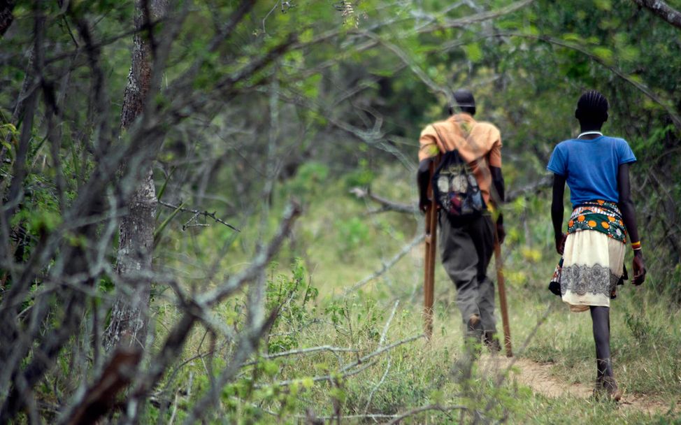 Mädchenbeschneidung in Uganda: Ein Mädchen geht mit ihrem Vater weg