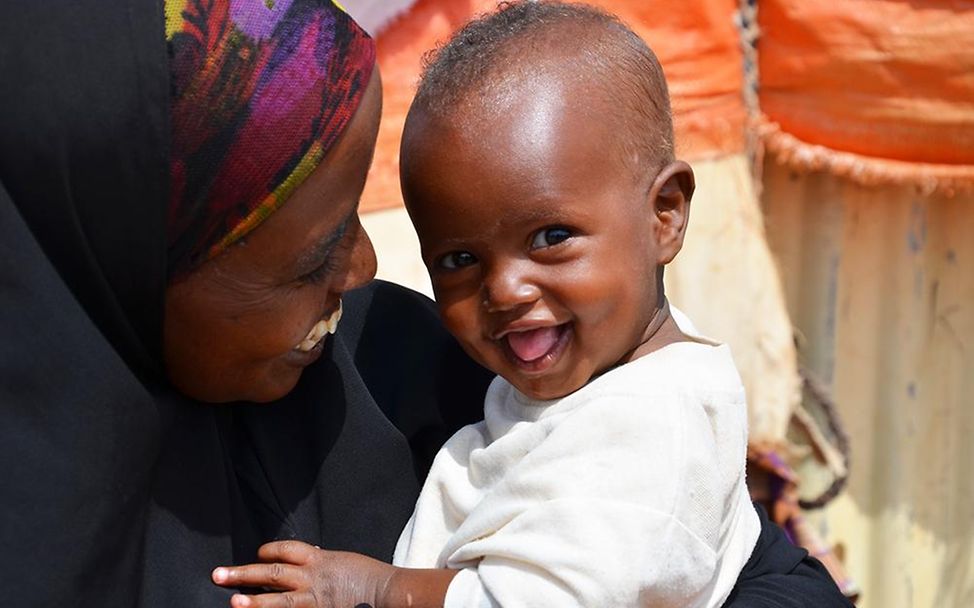 Hunger in Afrika: Aziz ist wieder gesund und kann strahlen