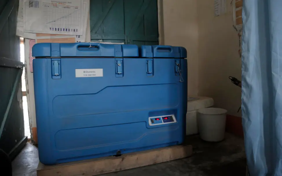 UNICEF: Ein solarbetriebener Kühlschrank im Südsudan | © UNICEF/Obel Corona-Impfungen: UNICEF installiert solarbetriebene Kühlschränke. Jetzt helfen und spenden!
