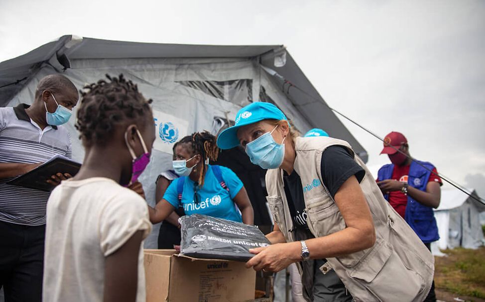 Mosambik: UNICEF-Helfer verteilen nach Sturm Eloise Schulmaterial an Kinder